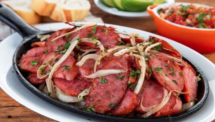 Linguiça Calabresa Acebolada